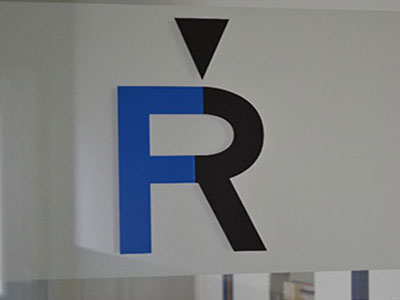 Logo Besprechungsraum Reuter Fertigungstechnik